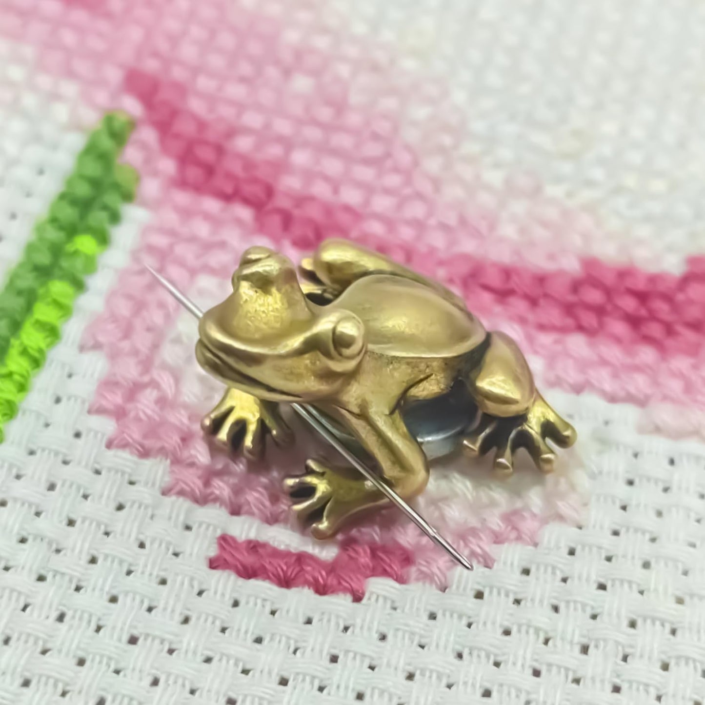 Mini Brass Frog Needle Minder, Magnetic Needle Nanny, Needle Minder Magnet, Handmade Needlework Accessories Organizer